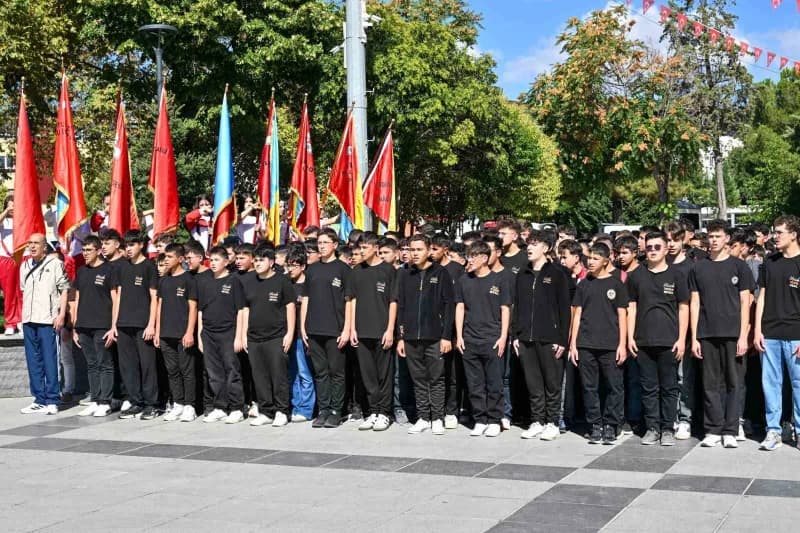 Uşak’ta 19 Eylül Gaziler Günü dolayısıyla çelenk töreni düzenlendi.