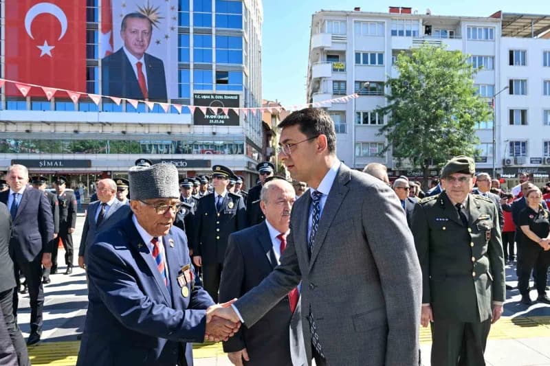 Uşak’ta 19 Eylül Gaziler Günü dolayısıyla çelenk töreni düzenlendi.