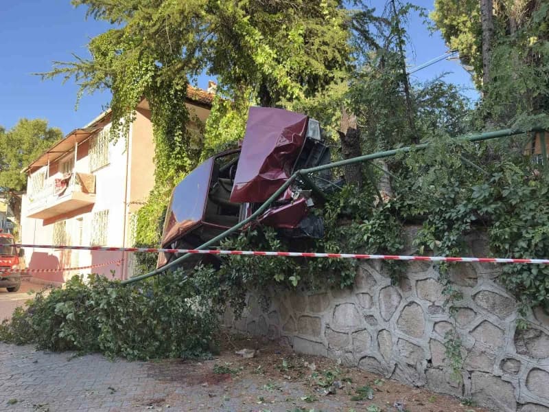Uşak’ta direksiyon hakimiyetini kaybeden otomobilin önce ağaçlara, ardından istinat duvarındaki demir korkuluklara çarpm