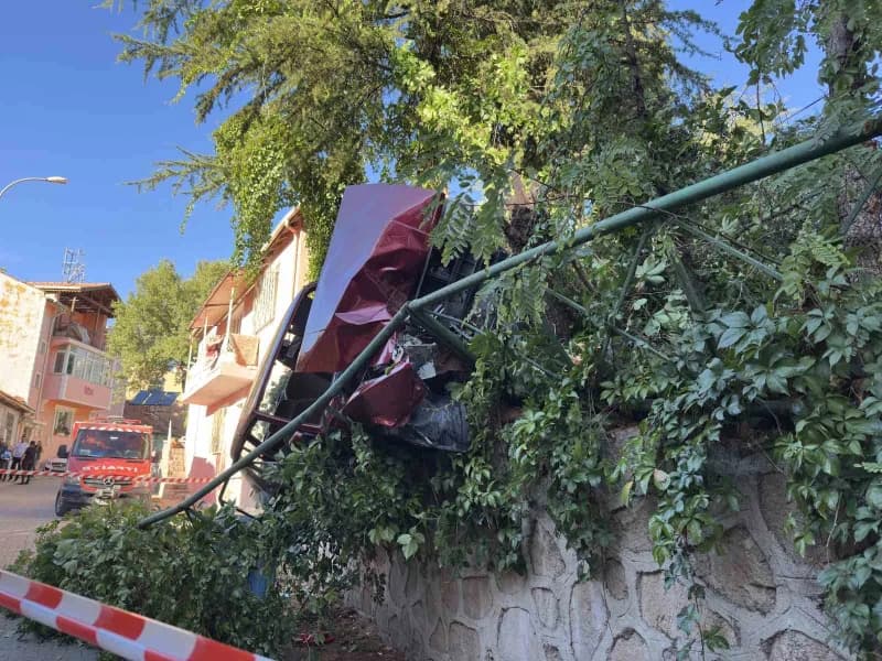 Uşak’ta direksiyon hakimiyetini kaybeden otomobilin önce ağaçlara, ardından istinat duvarındaki demir korkuluklara çarpm
