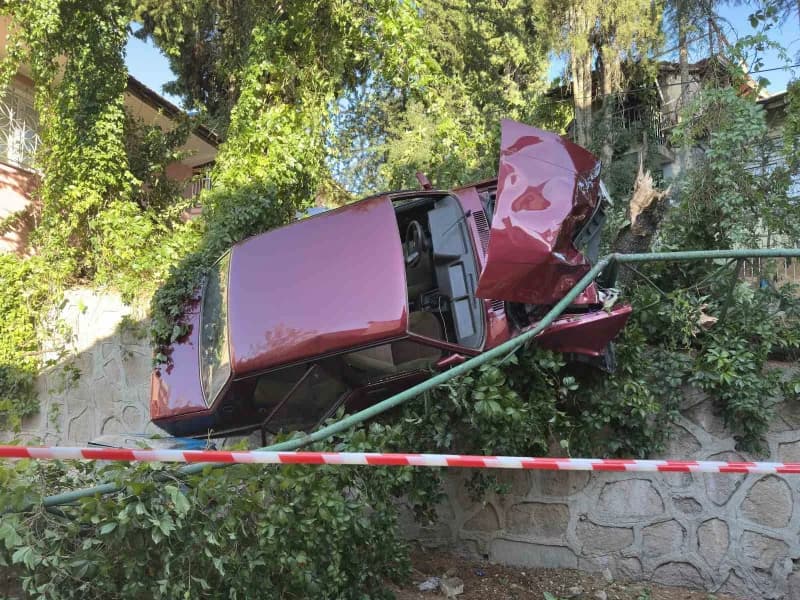 Uşak’ta direksiyon hakimiyetini kaybeden otomobilin önce ağaçlara, ardından istinat duvarındaki demir korkuluklara çarpm