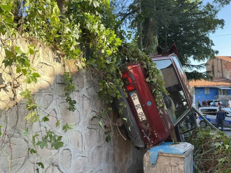 Uşak’ta direksiyon hakimiyetini kaybeden otomobilin önce ağaçlara, ardından istinat duvarındaki demir korkuluklara çarpm