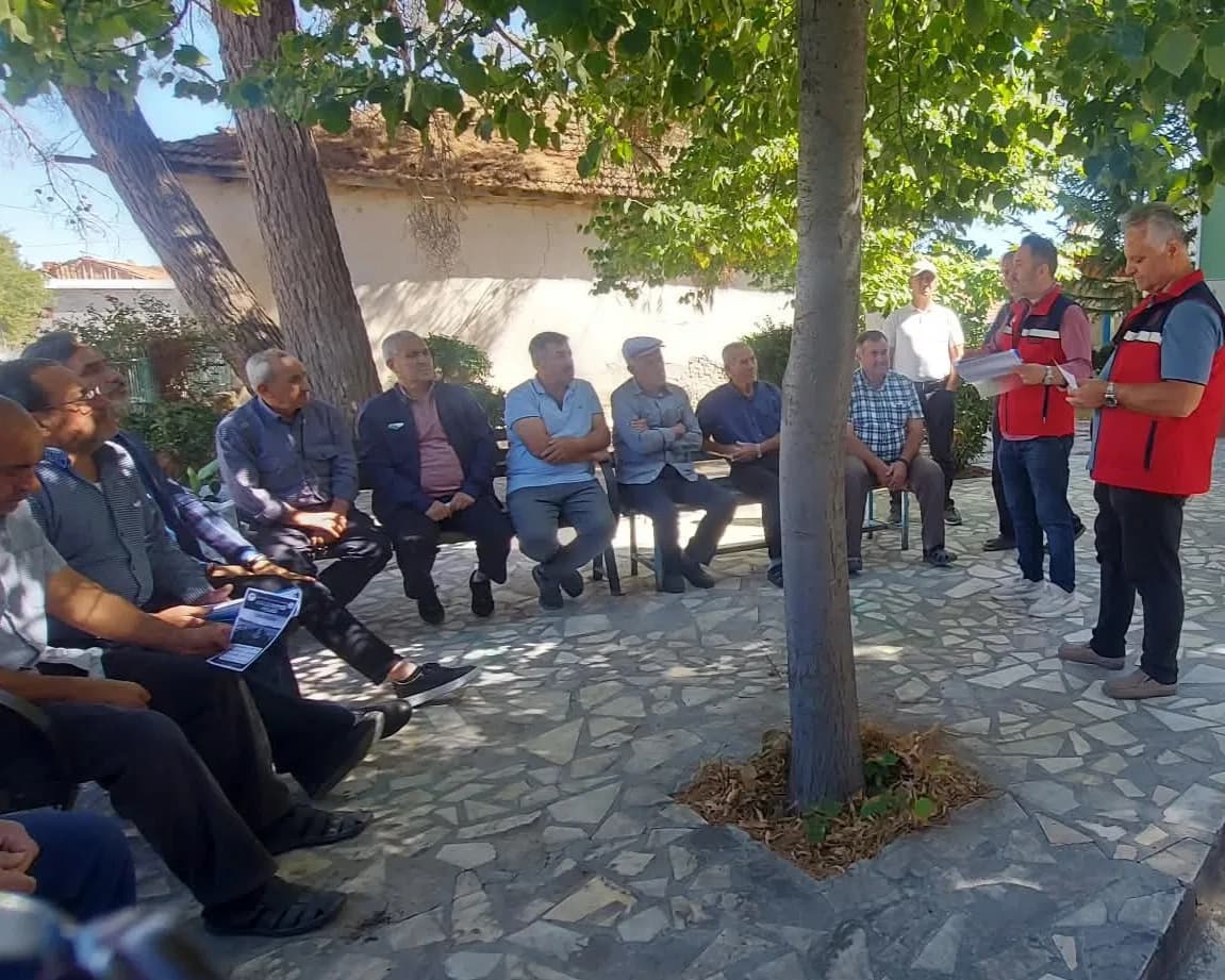 Uşak İl Tarım ve Orman Müdürlüğü ekipleri köyde üreticilerle hayvansal üretim konularını değerlendiriyor