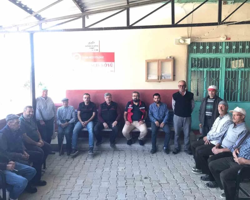 Uşak İl Tarım ve Orman Müdürlüğü ekipleri, farklı köylerde üreticilerle bir araya gelerek hayvansal üretime ilişkin konu