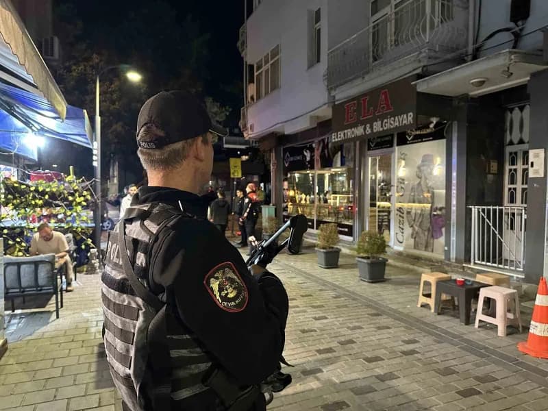 Uşak’ta emniyet ve jandarma ekiplerinin huzur ve güven uygulaması sırasında denetim yapması