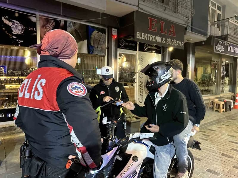 Uşak’ta Emniyet ve Jandarma ekiplerince gerçekleştirilen ‘huzur ve Güven uygulamasında’ çeşitli suçlardan aranan 8 hüküm