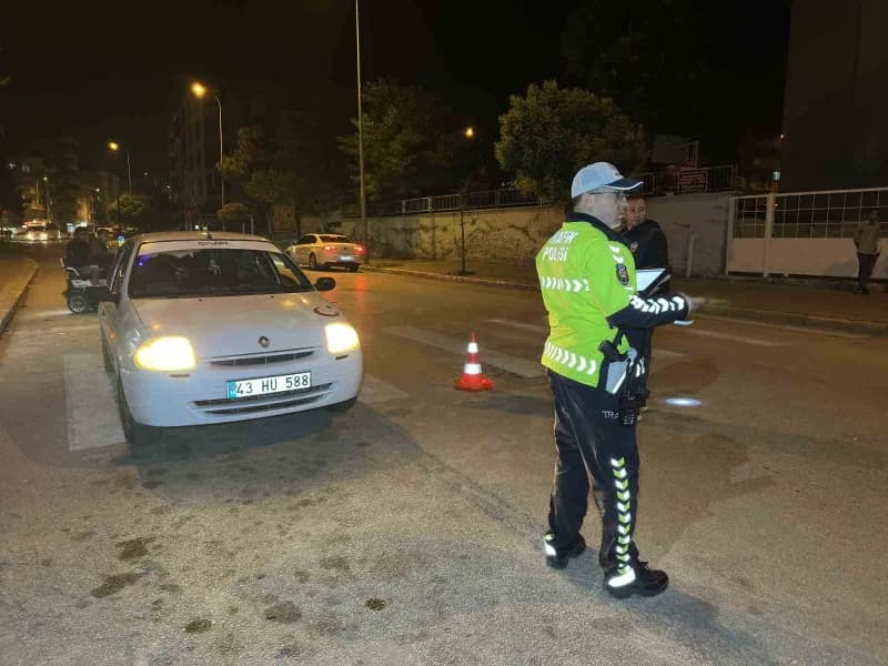 Uşak’ta Emniyet ve Jandarma ekiplerince gerçekleştirilen ‘huzur ve Güven uygulamasında’ çeşitli suçlardan aranan 8 hüküm