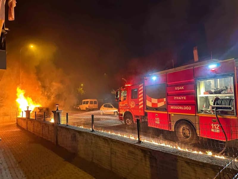 Uşak’ta park halindeki otomobilde çıkan yangın, itfaiye ekiplerin müdahalesi sonucu söndürüldü.