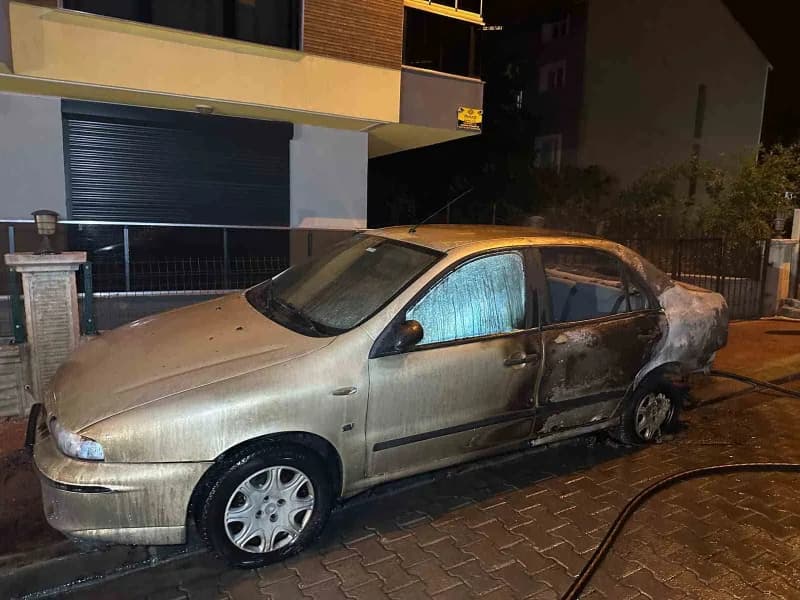 Uşak’ta park halindeki otomobilde çıkan yangın, itfaiye ekiplerin müdahalesi sonucu söndürüldü.