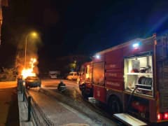 Uşak Kemalöz Mahallesi Beşinci Lale Sokak'ta park halindeki otomobilde çıkan yangının söndürülmesi