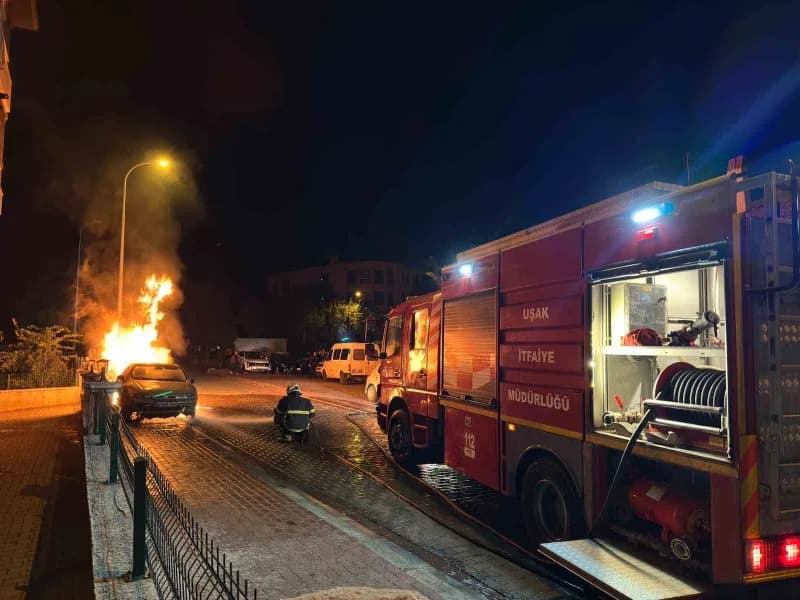 Uşak Kemalöz Mahallesi Beşinci Lale Sokak'ta park halindeki otomobilde çıkan yangının söndürülmesi
