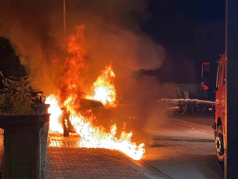 Uşak’ta park halindeki otomobilde çıkan yangın, itfaiye ekiplerin müdahalesi sonucu söndürüldü.