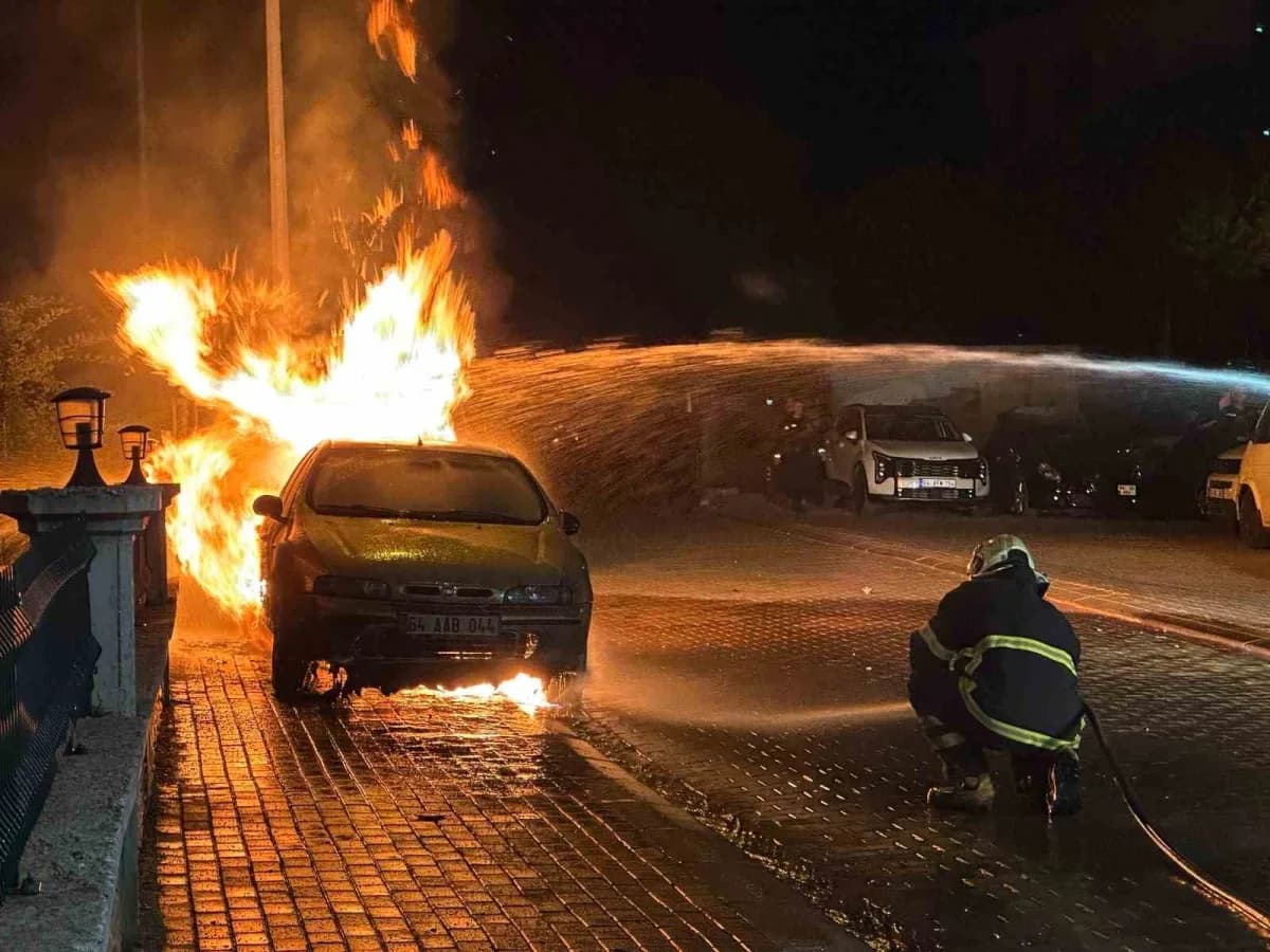 Uşak’ta park halindeki otomobilde çıkan yangın, itfaiye ekiplerin müdahalesi sonucu söndürüldü.