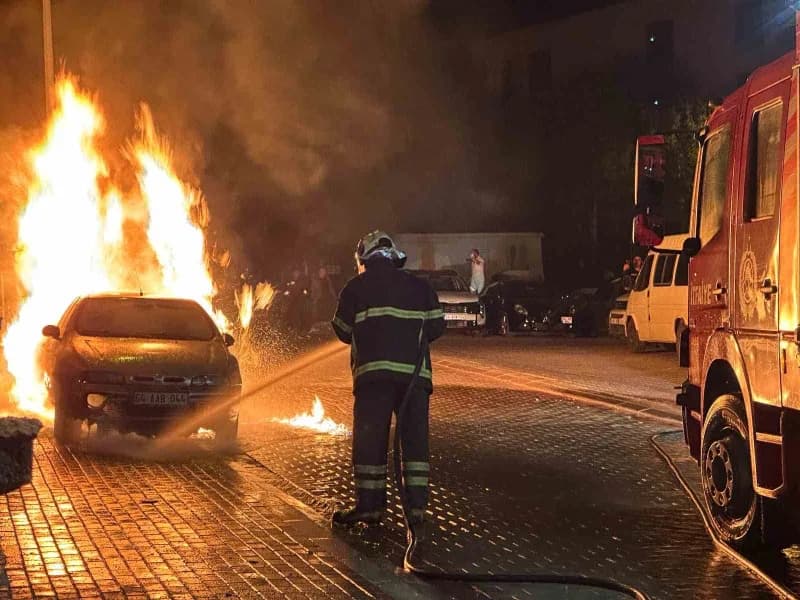 Uşak’ta park halindeki otomobilde çıkan yangın, itfaiye ekiplerin müdahalesi sonucu söndürüldü.