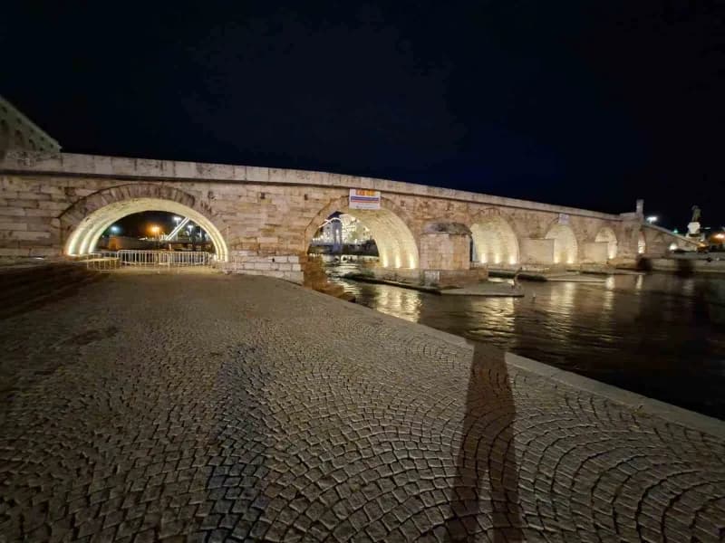 Köprünün taş dokusu, kemerleri ve mimari karakterini öne çıkaracak şekilde tasarlanan aydınlatma uygulamasıyla Taşköprü,
