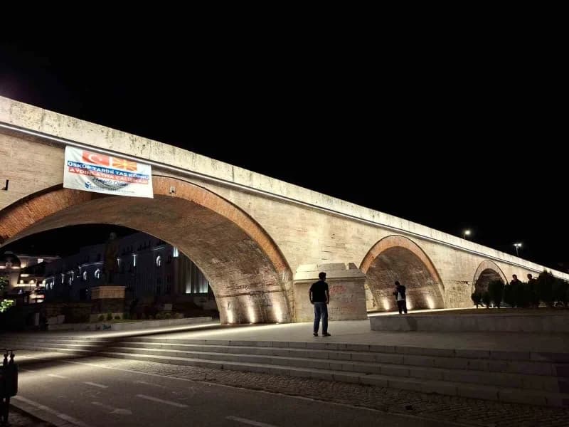 Aydınlatma sistemi, köprünün mimari yapısını ön plana çıkararak tarihi eserin gece saatlerinde de kent sakinleri ve ziya