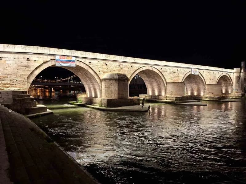 Üsküp’ün simge yapılarından tarihi Taşköprü, Esenler Belediyesi tarafından gerçekleştirilen dekoratif ve mimari aydınlat