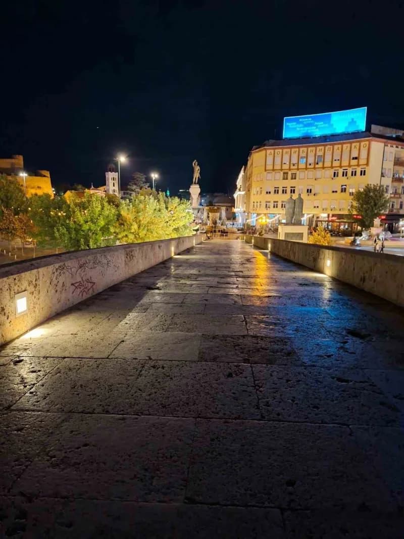 Üsküp’ün simge yapılarından tarihi Taşköprü, Esenler Belediyesi tarafından gerçekleştirilen dekoratif ve mimari aydınlat