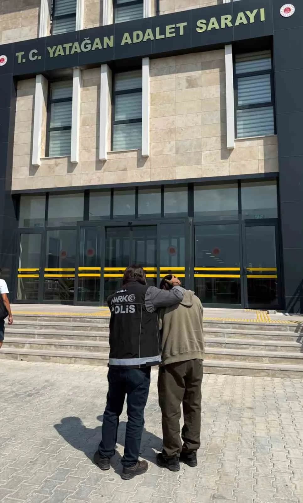 Muğla'da uyuşturucu operasyonunda ele geçirilen esrar ve kokain maddeleri