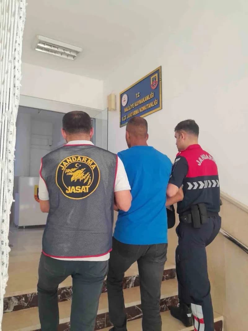 Şanlıurfa Haliliye ilçesinde jandarma ekipleri uyuşturucudan aranan şahsı gözaltına aldı