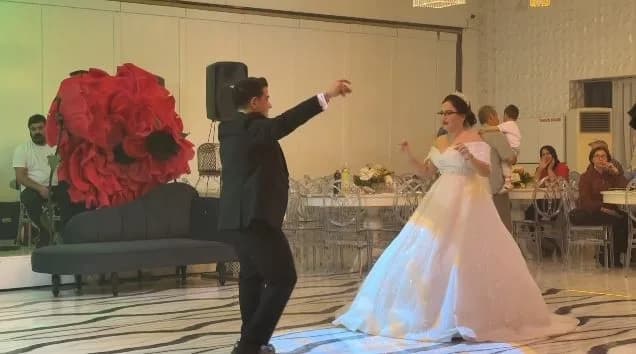 Küçük yaşlarında başlayan masum bir bakışmayla temelleri atılan Mahmut Can Yardımcı ve Elif Yardımcı çiftinin aşk hikâye