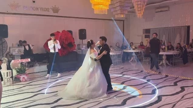 Küçük yaşlarında başlayan masum bir bakışmayla temelleri atılan Mahmut Can Yardımcı ve Elif Yardımcı çiftinin aşk hikâye