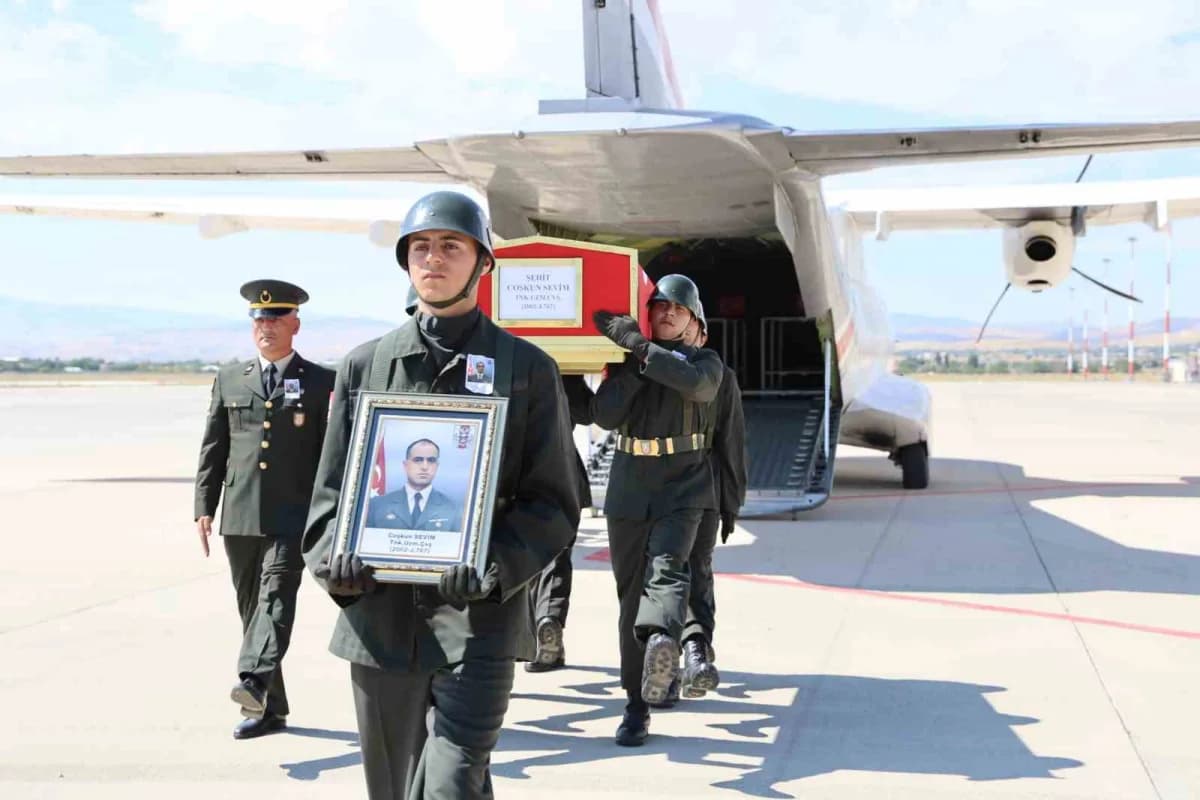 Elazığ Havalimanı’nda askeri törenle karşılanan Uzman Çavuş Coşkun Sevim’in naaşı