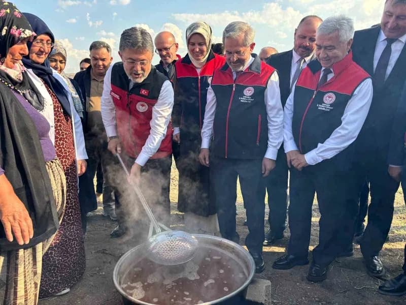 Tarım ve Orman Bakanı İbrahim Yumaklı, "Bu sene çok iyi bir sezon geçiriyoruz. 3 milyon 850 bin tonluk bir üzüm üretimi