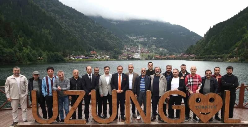 Uzungöl’de turizm sektör temsilcilerinin toplantı yaptığı salon ve katılımcılar