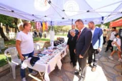 Muğla Valisi Dr. İdris Akbıyık, Mor Pazar'da kadınların el emeği ürünlerini incelerken