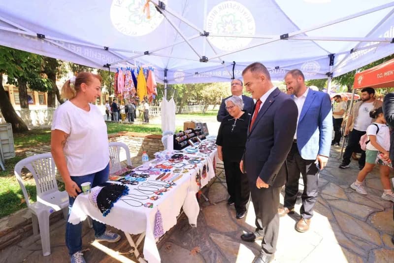 Muğla Valisi Dr. İdris Akbıyık, Mor Pazar'da kadınların el emeği ürünlerini incelerken