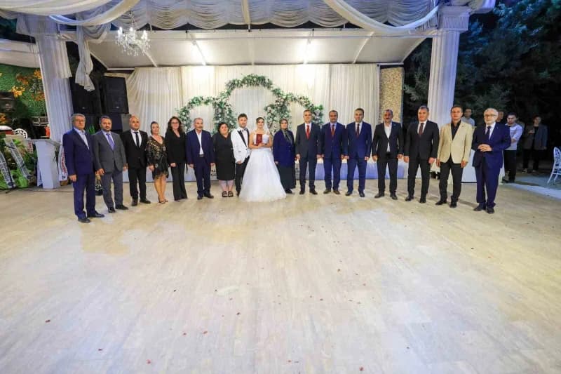 Muğla Valisi Dr. İdris Akbıyık, şehit ailesinin nikah töreninde nikah şahidi olurken genç çift ve aileleri