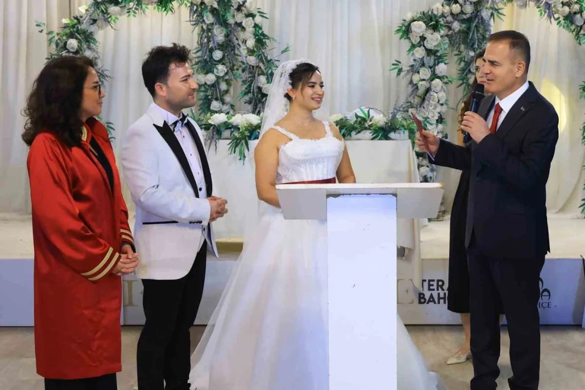 Muğla Valisi Dr. İdris Akbıyık, Şehit Jandarma Teğmen Altuğ Pek’in kardeşi Aliye Pek ile Tayfun Öztürk’ün nikâh törenine