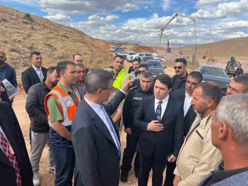 Erzurum Valisi Aydın Baruş Tekman ilçesinde yatırımları incelerken ve vatandaşlarla sohbet ederken