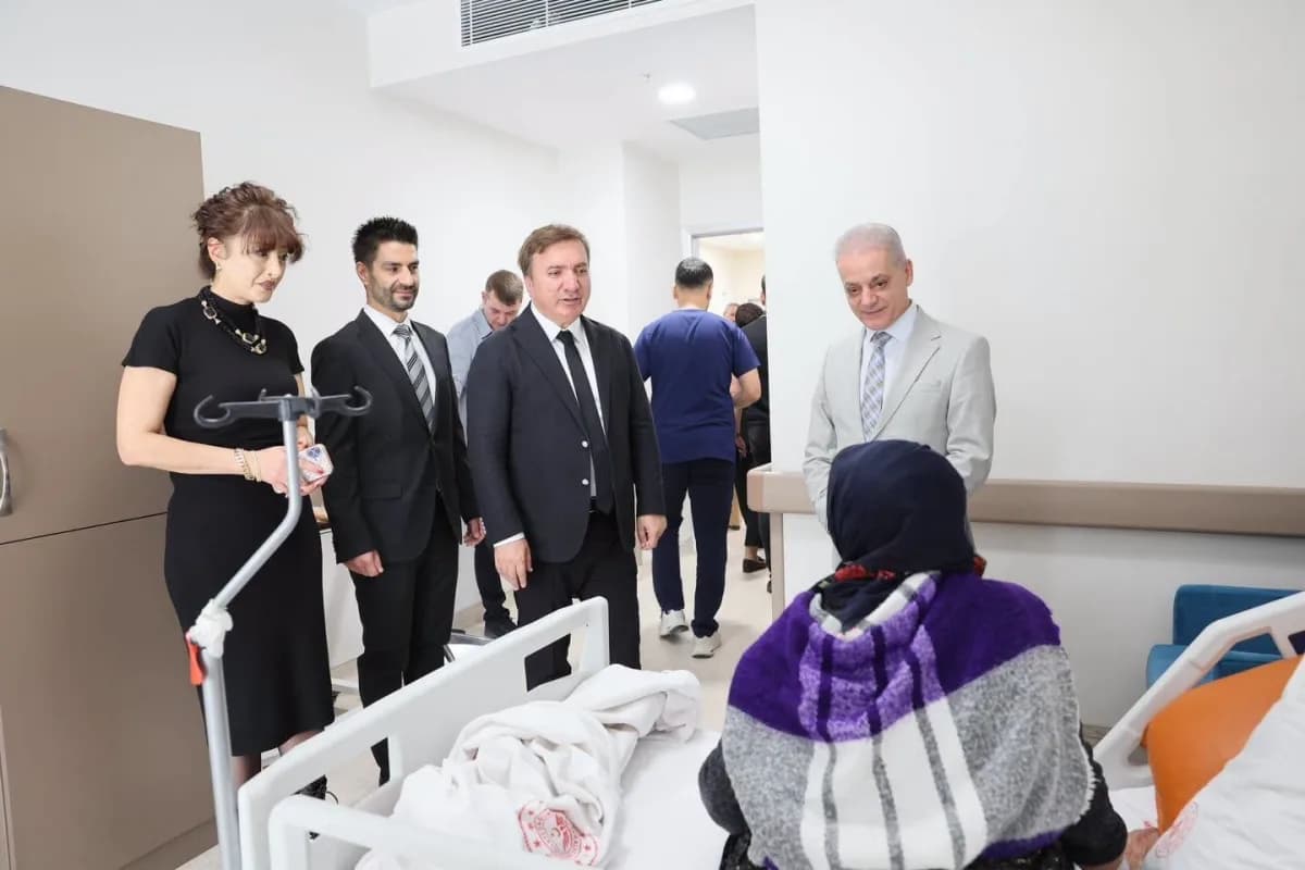 Erzincan Valisi Hamza Aydoğdu Mengücek Gazi Eğitim ve Araştırma Hastanesi'nde hastaları ziyaret ederken