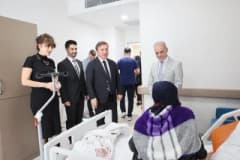 Erzincan Valisi Hamza Aydoğdu Mengücek Gazi Eğitim ve Araştırma Hastanesi'nde hastaları ziyaret ederken