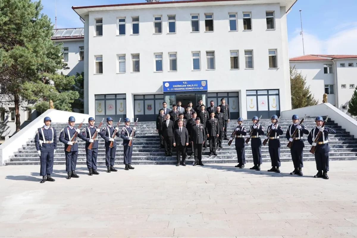 Erzincan Valisi Hamza Aydoğdu, İl Jandarma Komutanı Can Altundarak’a iade-i ziyarette bulunuyor