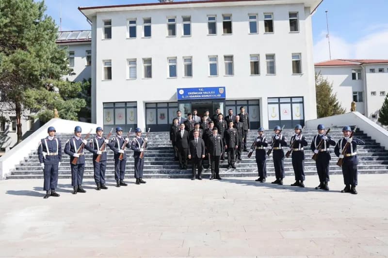 Erzincan Valisi Hamza Aydoğdu, İl Jandarma Komutanı Can Altundarak’a iade-i ziyarette bulunuyor