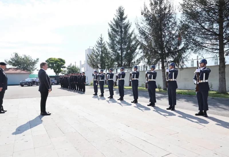 Erzincan Valisi Hamza Aydoğdu, İl Jandarma Komutanlığı görevine atanan Jandarma Kıdemli Albay Can Altundarak’a iade-i zi