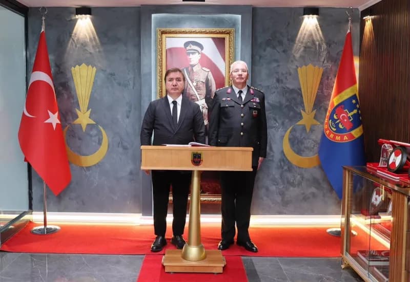 Erzincan Valisi Hamza Aydoğdu, İl Jandarma Komutanlığı görevine atanan Jandarma Kıdemli Albay Can Altundarak’a iade-i zi