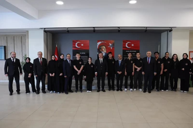 Erzincan Valisi Hamza Aydoğdu öğretmenlerle Elaattin Elmas Anadolu İmam Hatip Lisesinde sohbet ederken