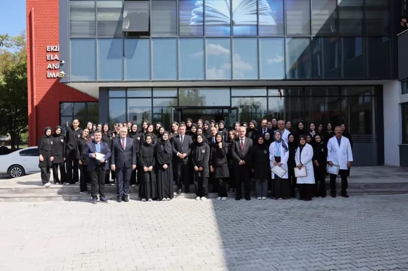 Erzincan Valisi Hamza Aydoğdu, Elaattin Elmas Anadolu İmam Hatip Lisesini ziyaret ederek öğretmen ve öğrencilerle bir ar