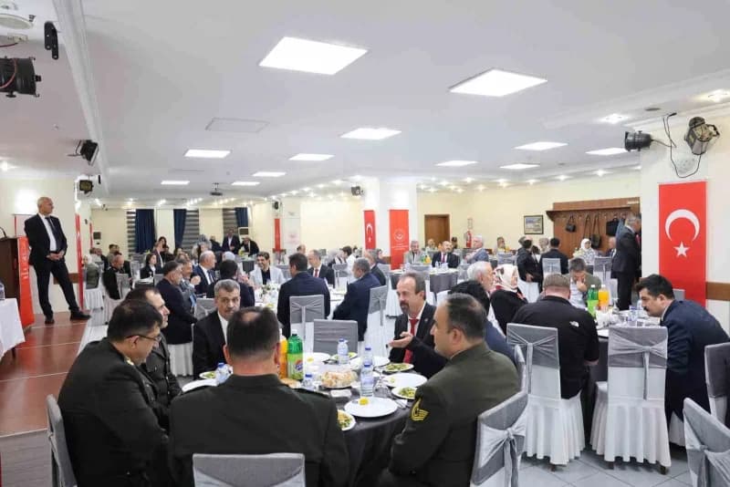 Karabük Valisi Oktay Çağatay’ın ev sahipliğinde gaziler ve şehit aileleri onuruna yemek programı düzenlendi.