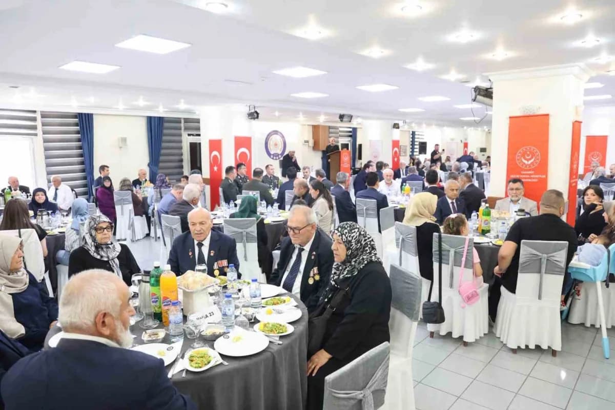 Karabük Valisi Oktay Çağatay’ın ev sahipliğinde gaziler ve şehit aileleri onuruna yemek programı düzenlendi.