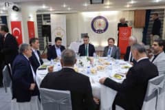 Karabük Valisi Oktay Çağatay gaziler ve şehit aileleri onur yemeğinde konuşma yaparken