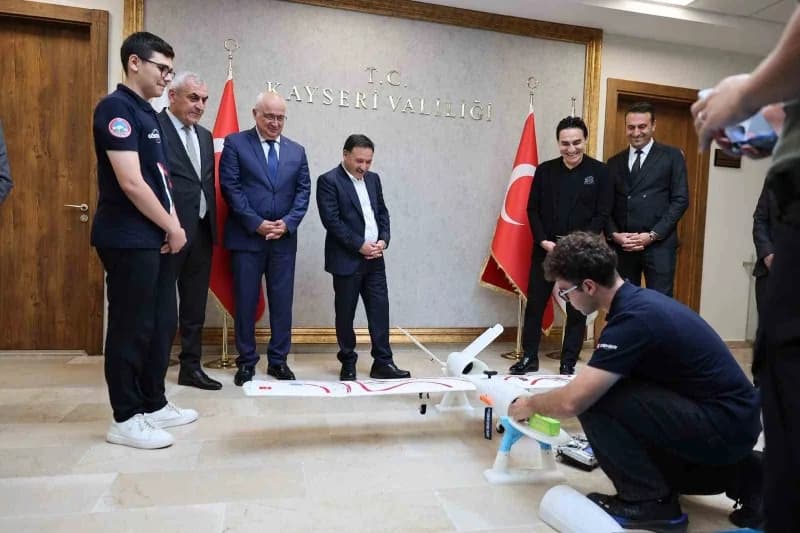 Kayseri Valisi Gökmen Çiçek, Amerika Birleşik Devletleri’nde düzenlenen RoboNation SUAS 2026 Yarışması’nda lise kategori