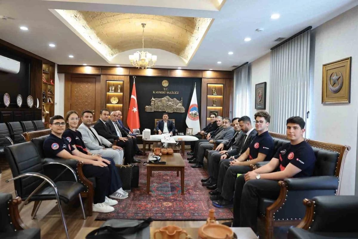 Kayseri Valisi Gökmen Çiçek, Amerika Birleşik Devletleri’nde düzenlenen RoboNation SUAS 2026 Yarışması’nda lise kategori