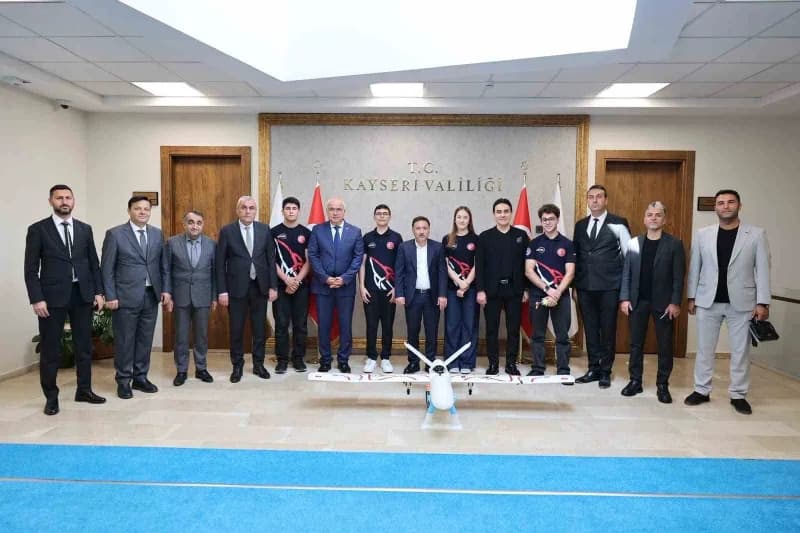 Kayseri Valisi Gökmen Çiçek, Amerika Birleşik Devletleri’nde düzenlenen RoboNation SUAS 2026 Yarışması’nda lise kategori