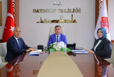 Bayburt Valisi Mustafa Eldivan video konferans sistemi üzerinden sosyal yardım toplantısına katılırken