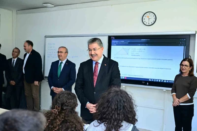 Eskişehir Valisi Dr. Erdinç Yılmaz, h. Ahmet Kanatlı Anadolu Lisesini Ziyaret ederek sınıflarda öğrencilerle buluştu.